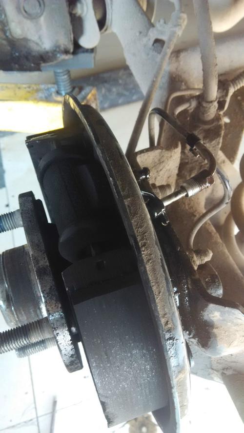 维修师傅用量规测量刹车分泵活塞间隙