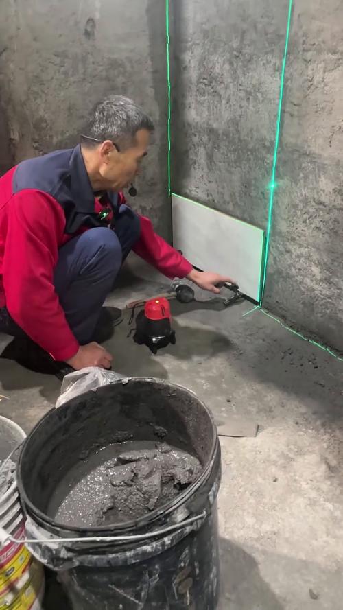 瓦工使用水平仪进行墙面找平施工