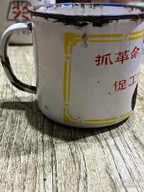 老槐树下放着搪瓷茶缸的户外场景