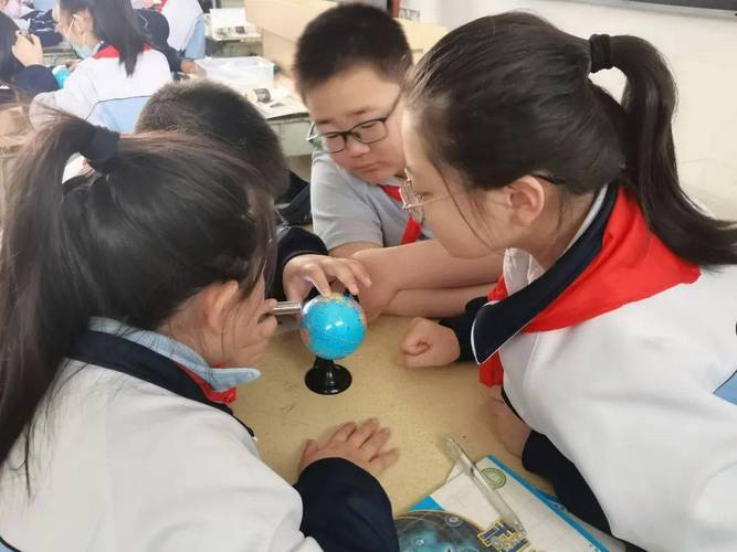 小学生用皮球手电筒模拟地轴倾斜四季成因实验