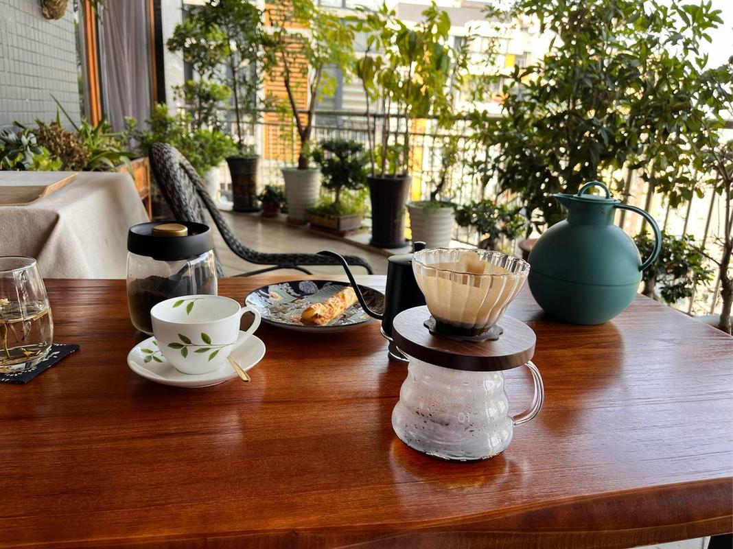 阳台角落休闲手冲咖啡爱好者场景