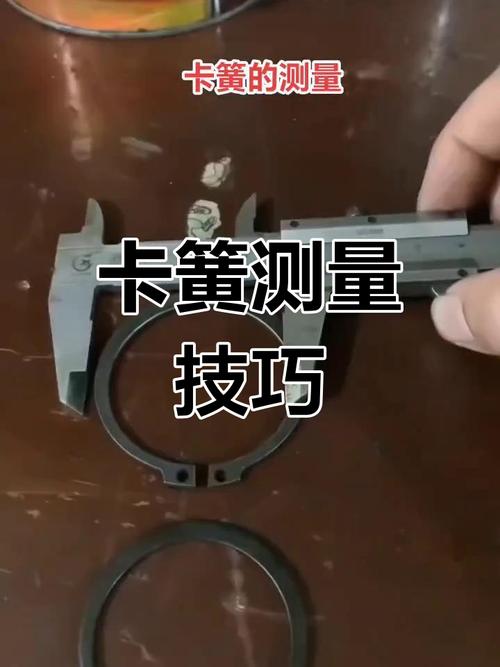 维修师傅用卡尺测散热器盖弹簧长度实拍
