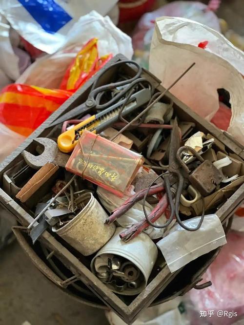 老人掉漆的铁工具箱里堆满旧零件和手工改造的小物件