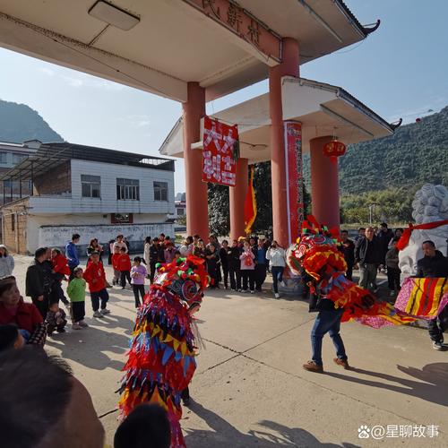 湖北南漳乡村打狮子拜年农户家门口热闹场景