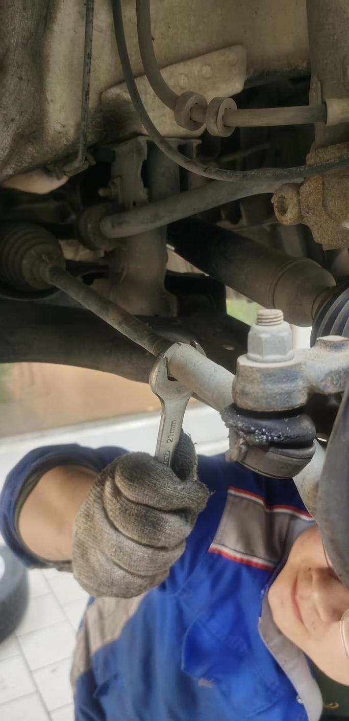 修理厂维修检查汽车转向拉杆球头旷量
