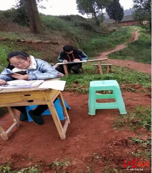 山区学生趴在院子里蹭wifi上网课场景