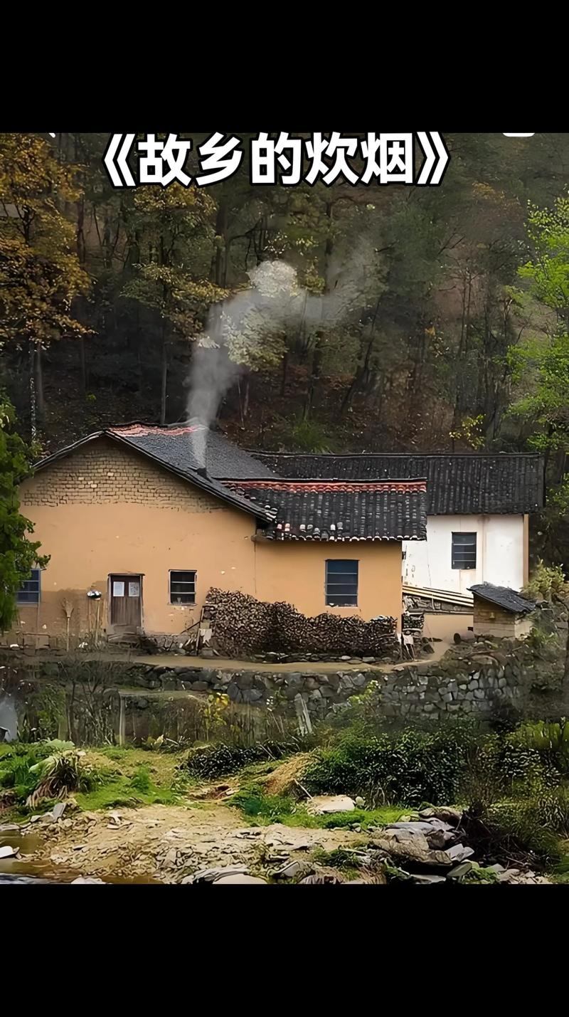 北方农村冬日傍晚茅草屋屋顶炊烟升腾