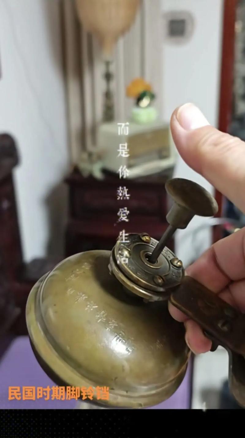 哥本哈根自行车把手上手工黄铜铃铛 特写 拇指拨动
