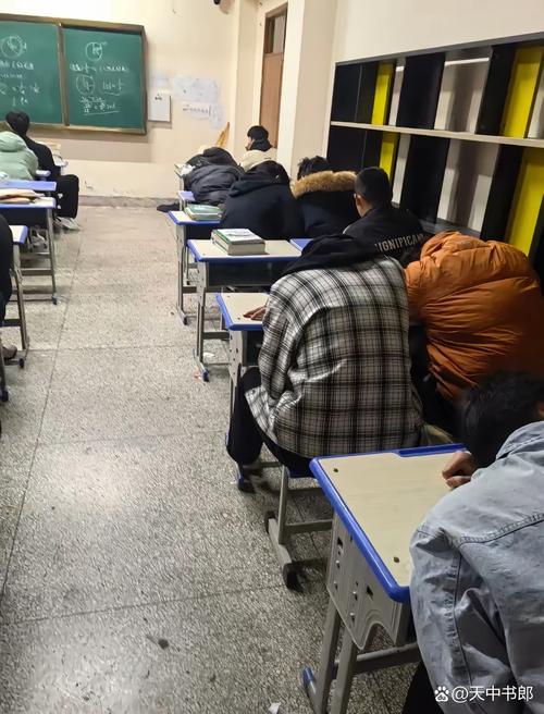 中学教室午休刷题课堂场景图