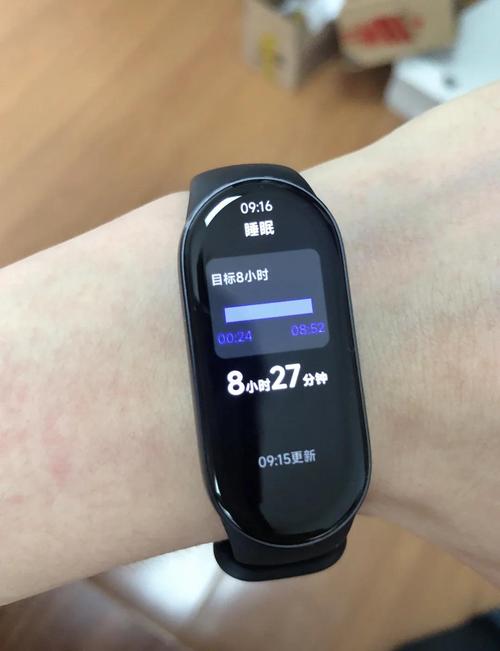 手腕佩戴的智能手环屏幕显示睡眠报告界面