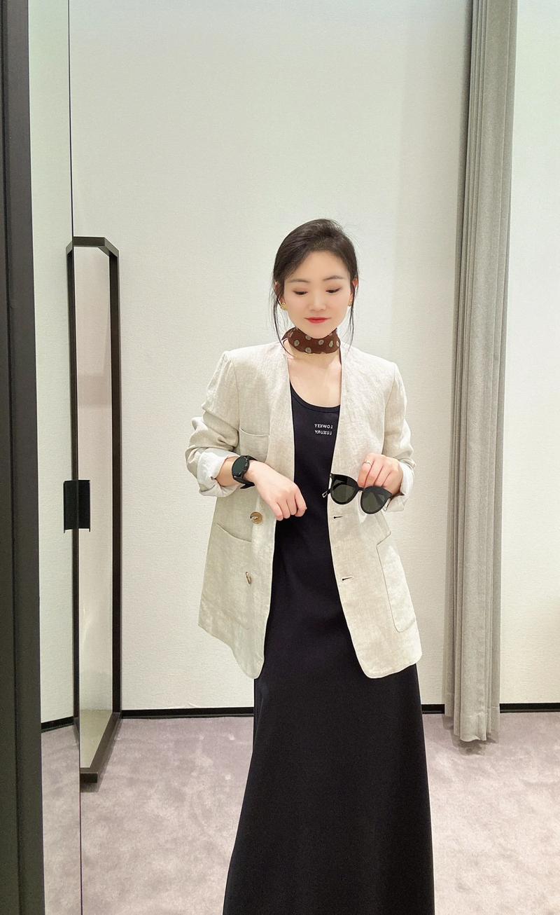 职场女性米色西装穿搭