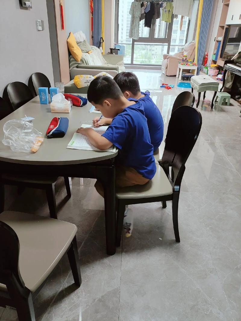 工业从业者陪娃写作业客厅场景图