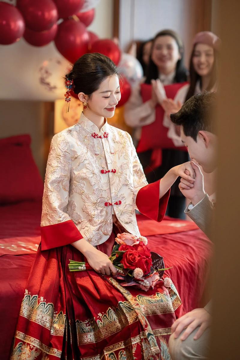 新郎新娘中式婚礼现场中山装婚纱