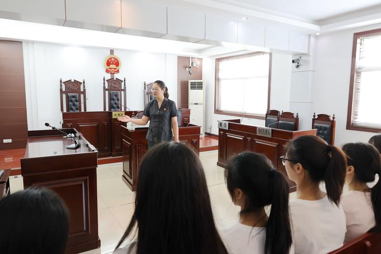 中学生在法院职业体验见习场景
