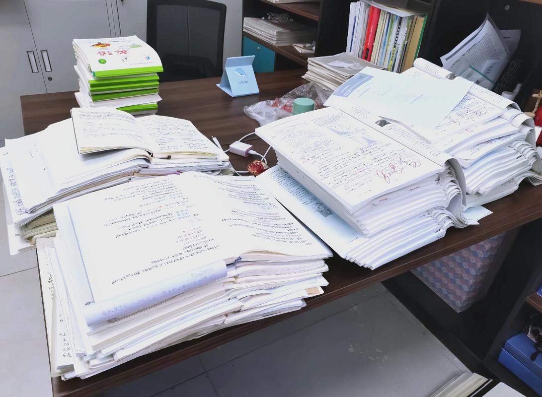 中学班主任办公室堆满作业本的办公桌