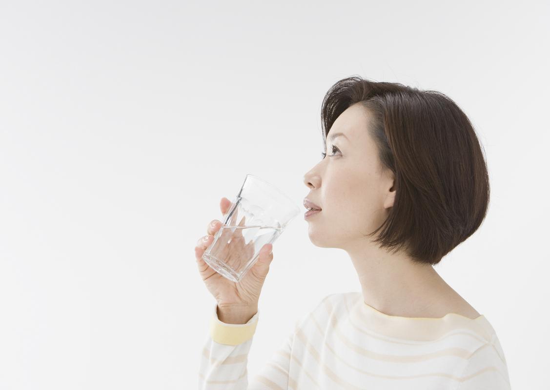 晨起空腹温水饮水场景图