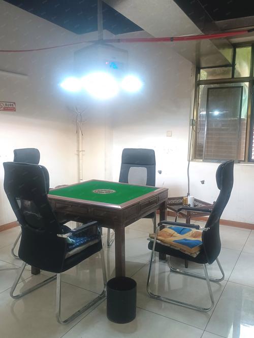 小区住宅楼底层临街棋牌室门口