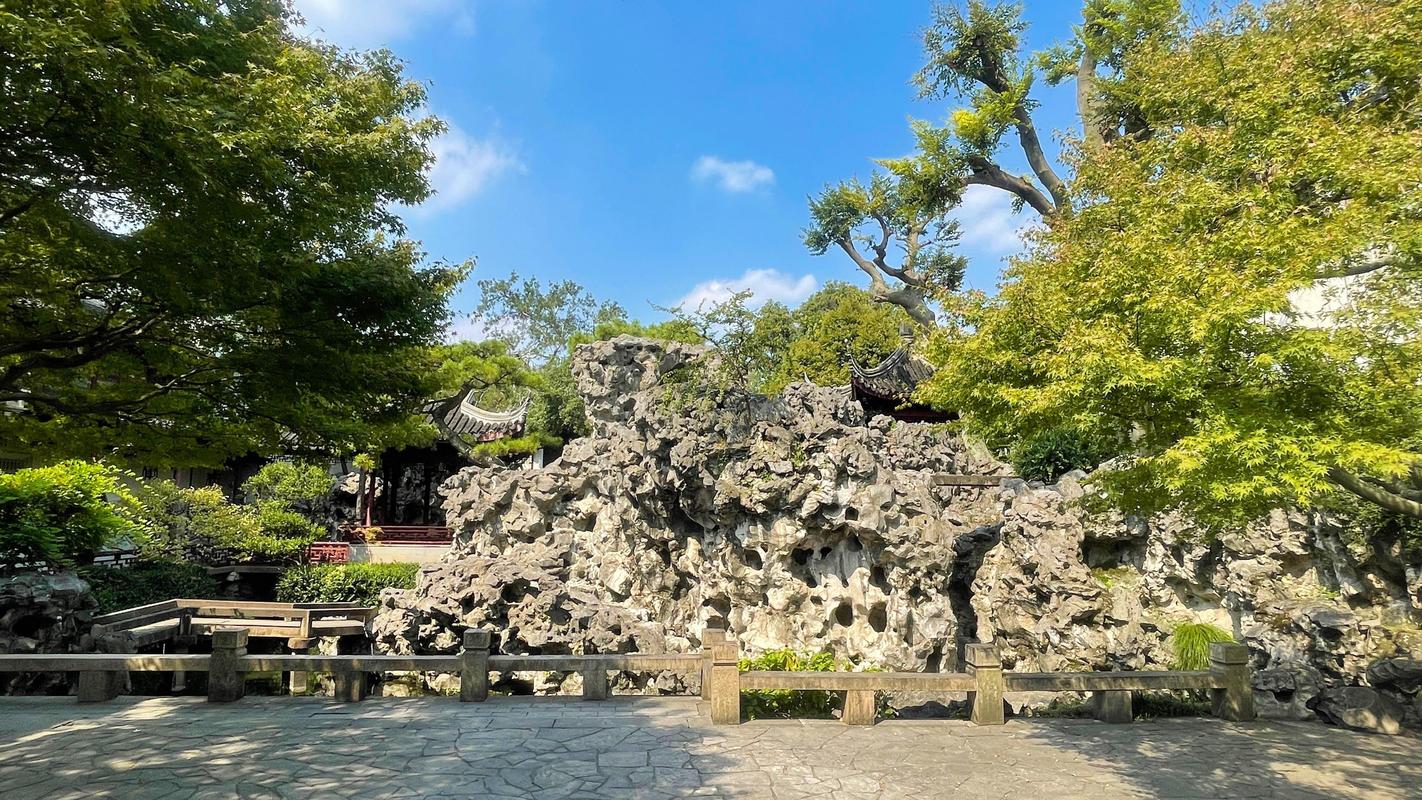 苏州环秀山庄假山叠石洞壑实景