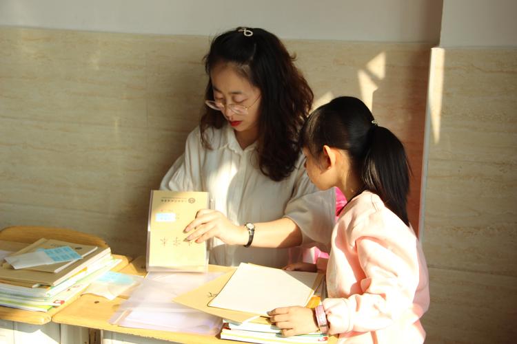 家长和孩子一起整理开学文具温馨场景