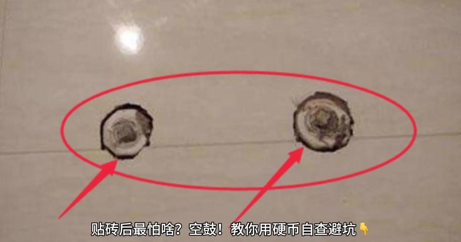 装修工人用硬币检测抛光砖空鼓现场图