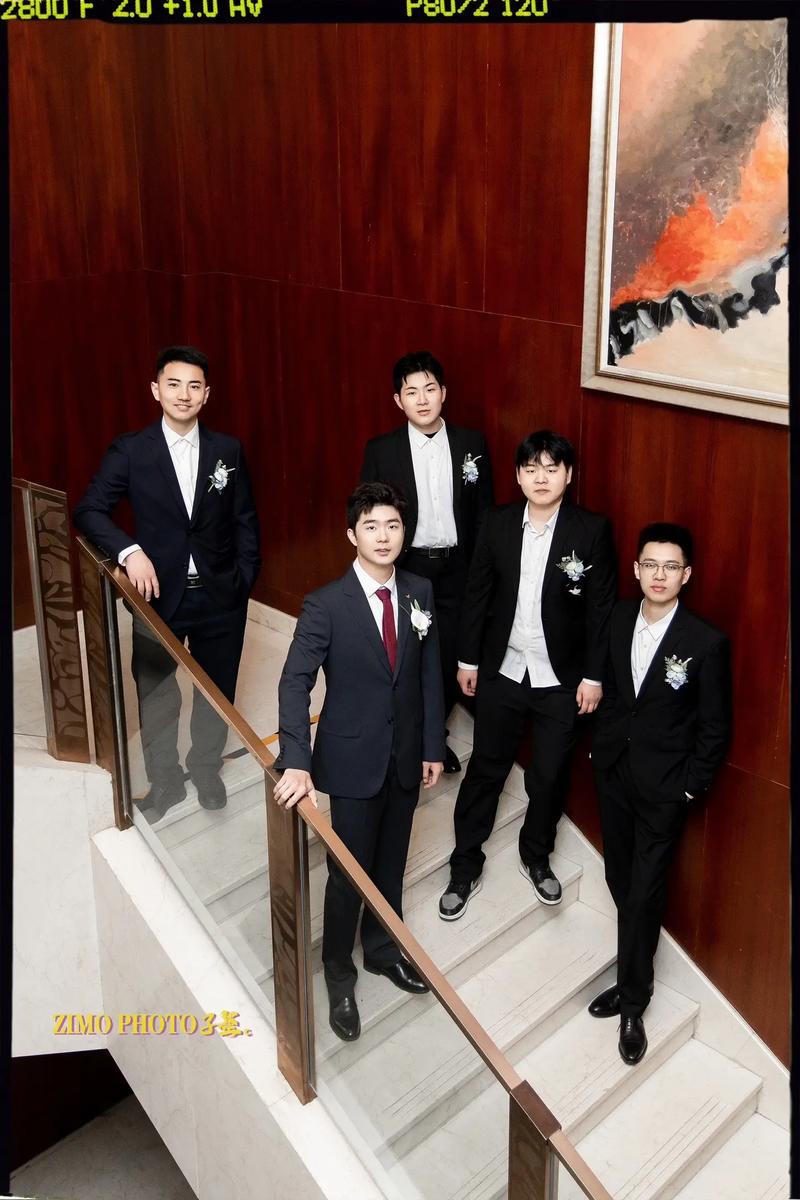 婚礼伴郎团闪亮领带反面案例