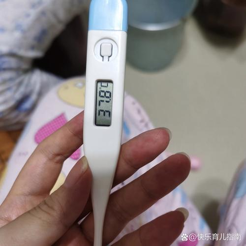 奶奶用老式体温计给宝宝测体温