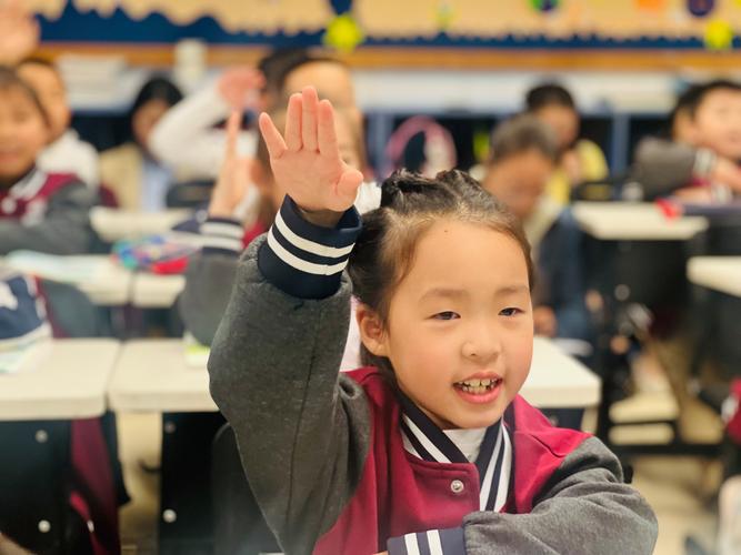 小学门口歪头眯眼找班级牌的孩子