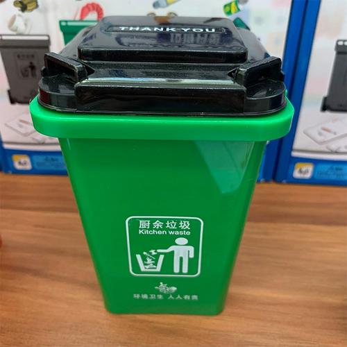 小学教室讲台边的绿色厨余垃圾桶