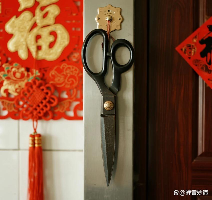 玄关墙半高挂常用剪刀指甲刀的实拍图