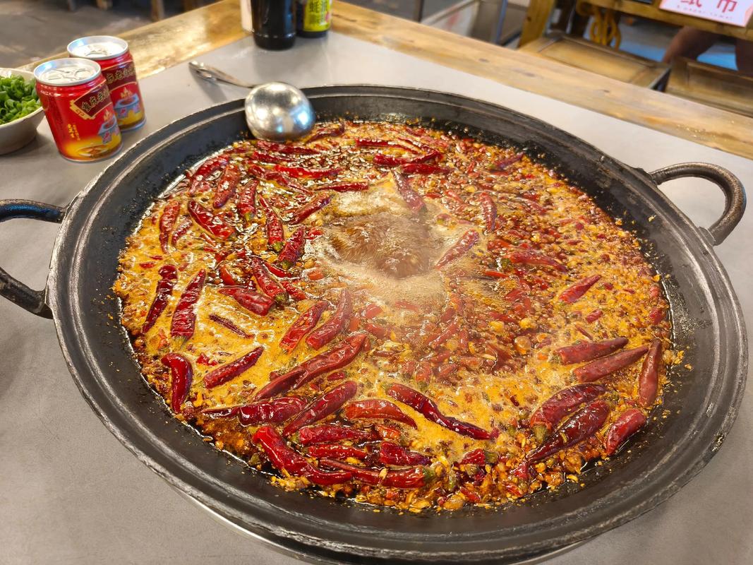重庆老旧小区里的二火锅店内，红油翻滚