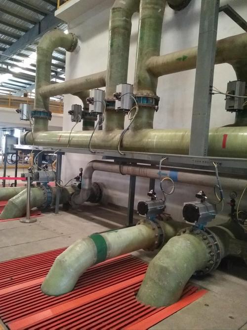 工业碱清洗线金属除油槽工人操作场景