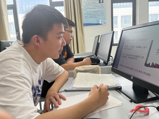 学生进行数学建模讨论场景