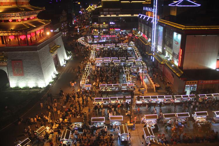 开封鼓楼夜市全景