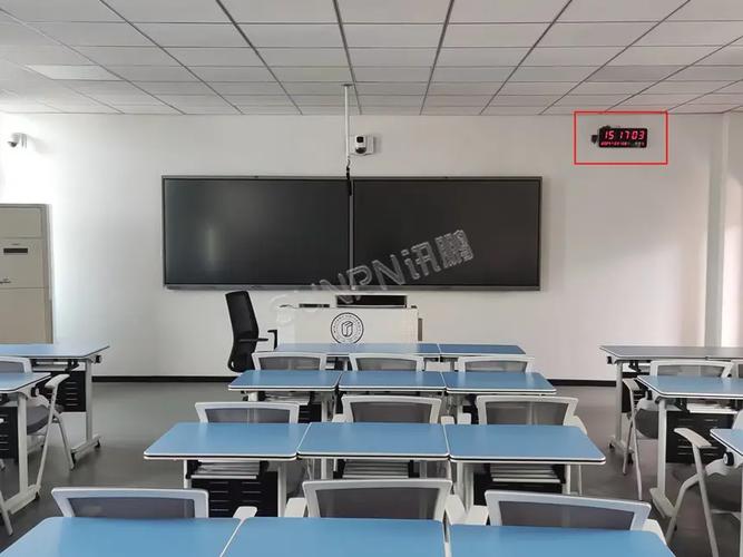 中小学教室讲桌放着响铃的智能手机