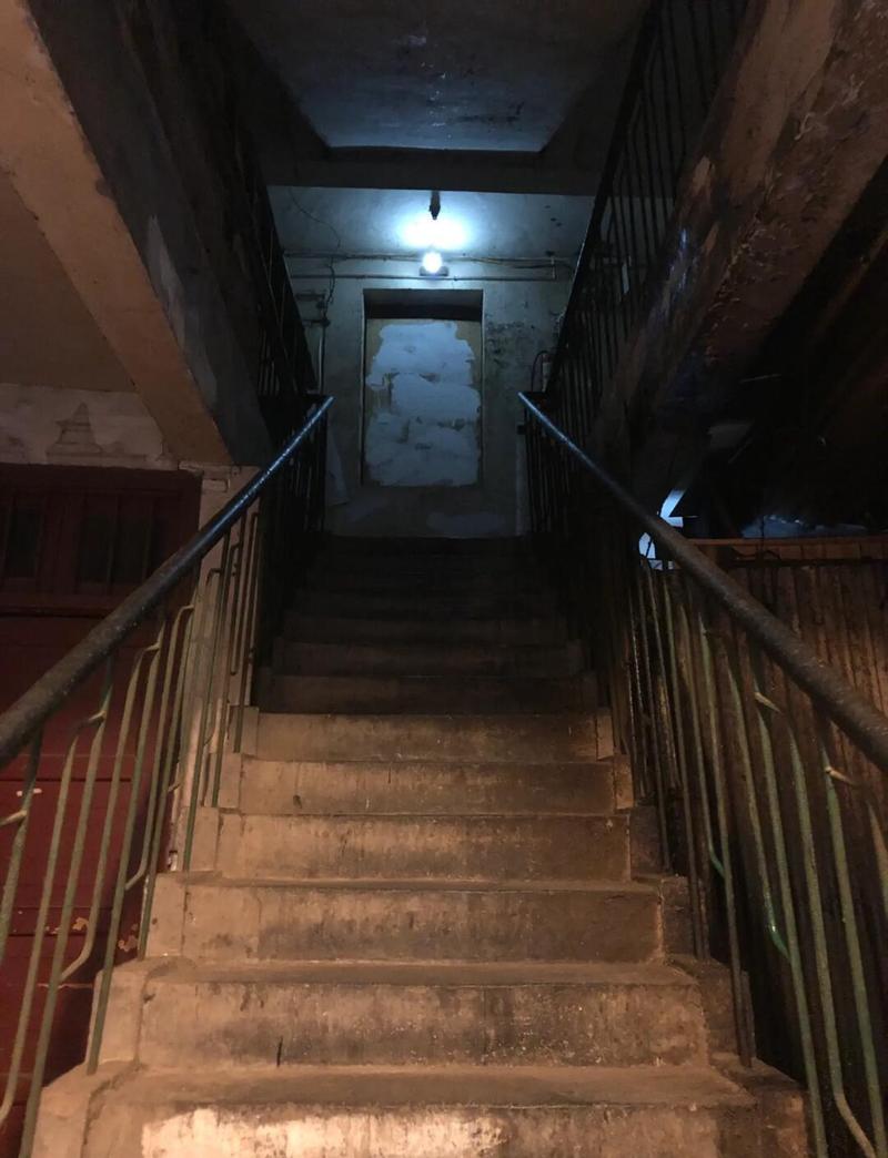 昏暗楼道与明亮楼道对比实景图