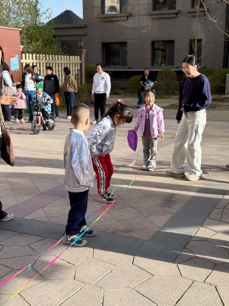 山区小学夕阳下孩子们跳皮筋土操场