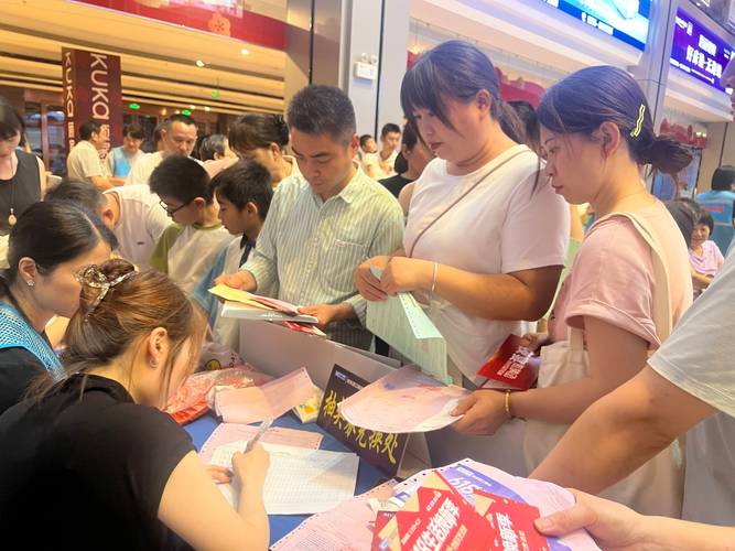 年轻消费者线下打卡国货品牌活动现场