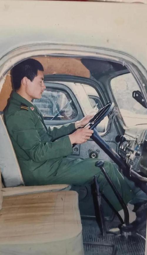 九十年代长途货车驾驶室老照片