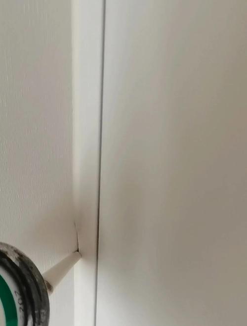 定制柜安装现场打玻璃胶的实拍图