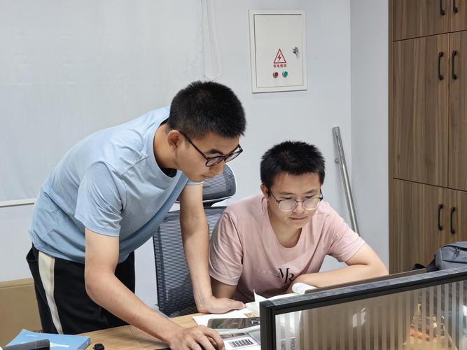 大学生创业团队在孵化器讨论商业计划