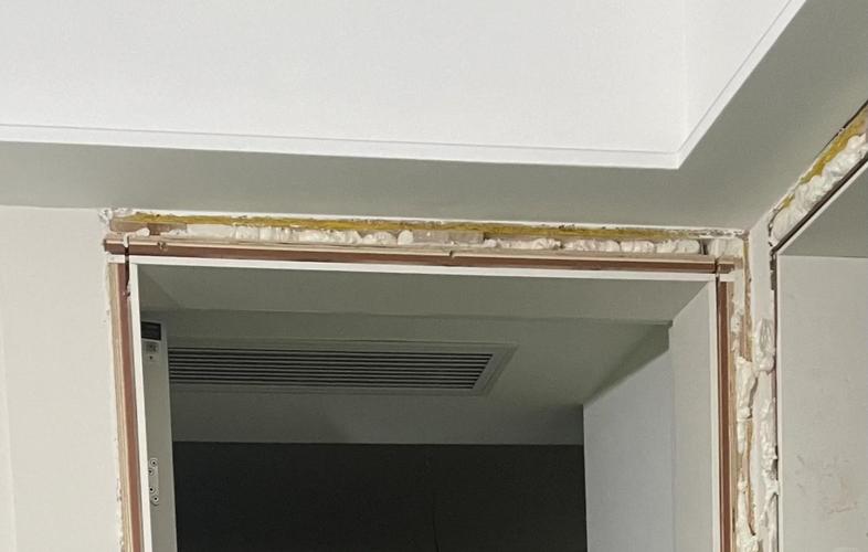 复合门门套缝隙发泡胶填缝施工图