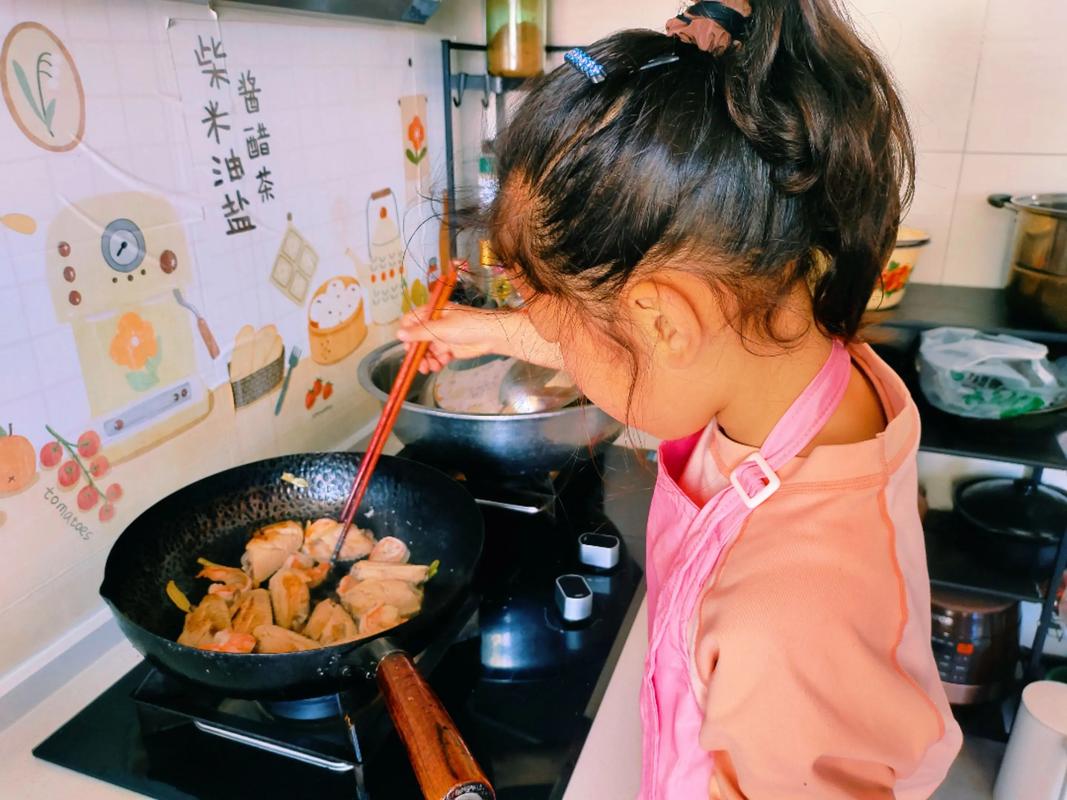 孩子在厨房学做饭妈妈指导