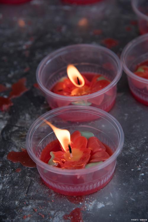 婚礼烛台蜡烛滴蜡弄脏桌布实拍