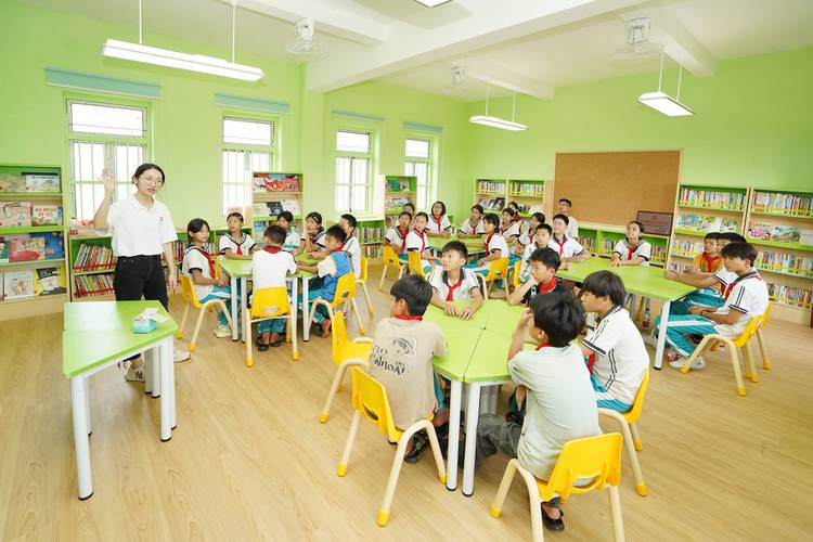乡村学生趴在县城图书馆玻璃外看书