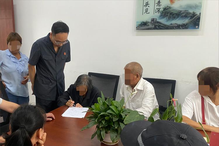 法院赡养费纠纷案件庭审调解现场