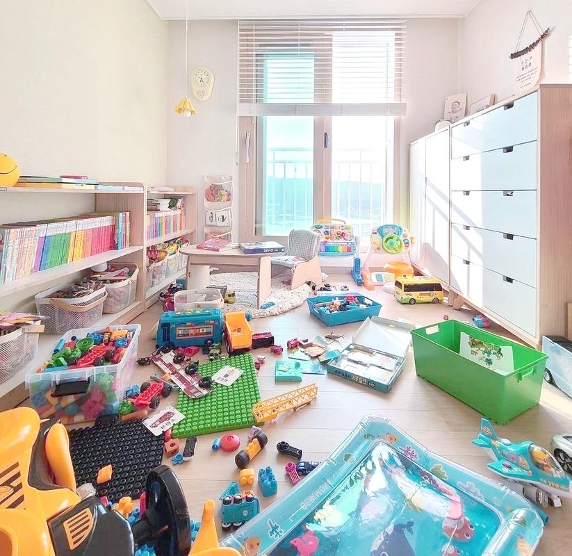 儿童房玩具满地狼藉与工业收纳对比图