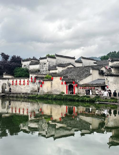 宏村月沼清晨马头墙炊烟
