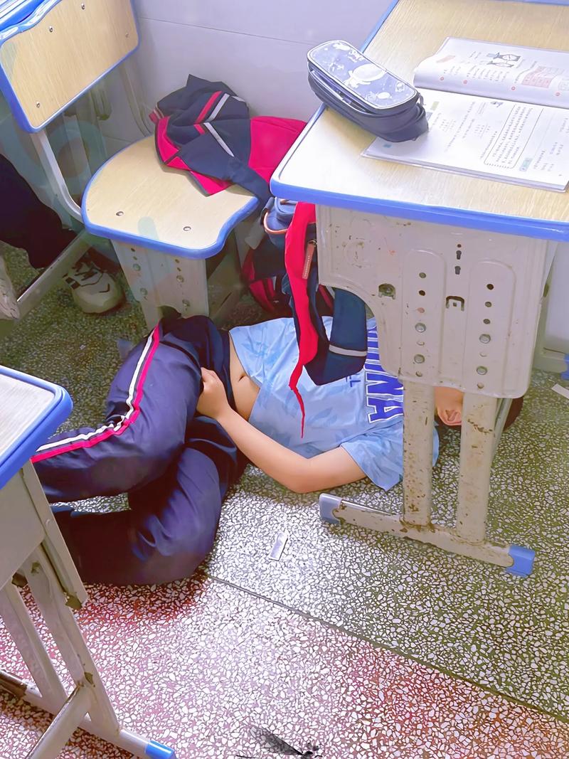 小学生课间被占用的无奈表情特写