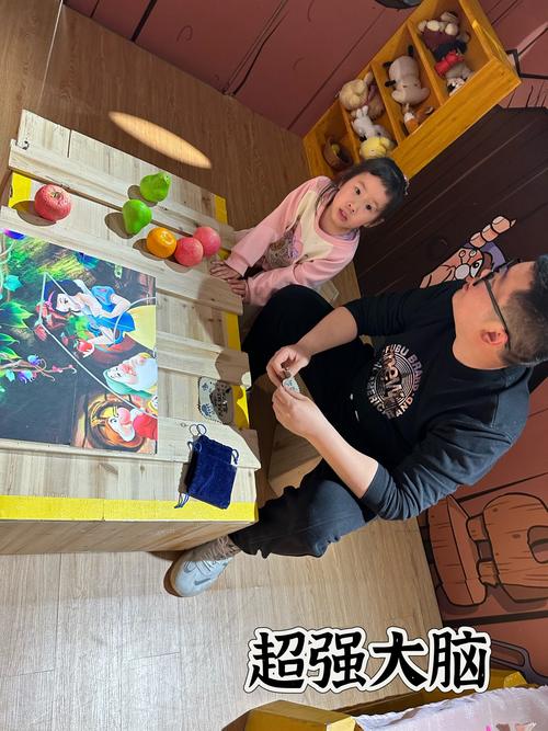 母子在客厅里通过玩偶进行角色扮演游戏练习应对欺凌