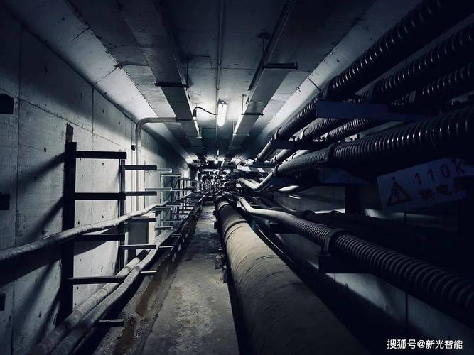 工业地下管廊黑暗作业场景图